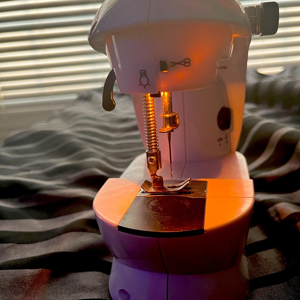 Sun Beam Sewing Machine without Thread. - Picture 3 of 4